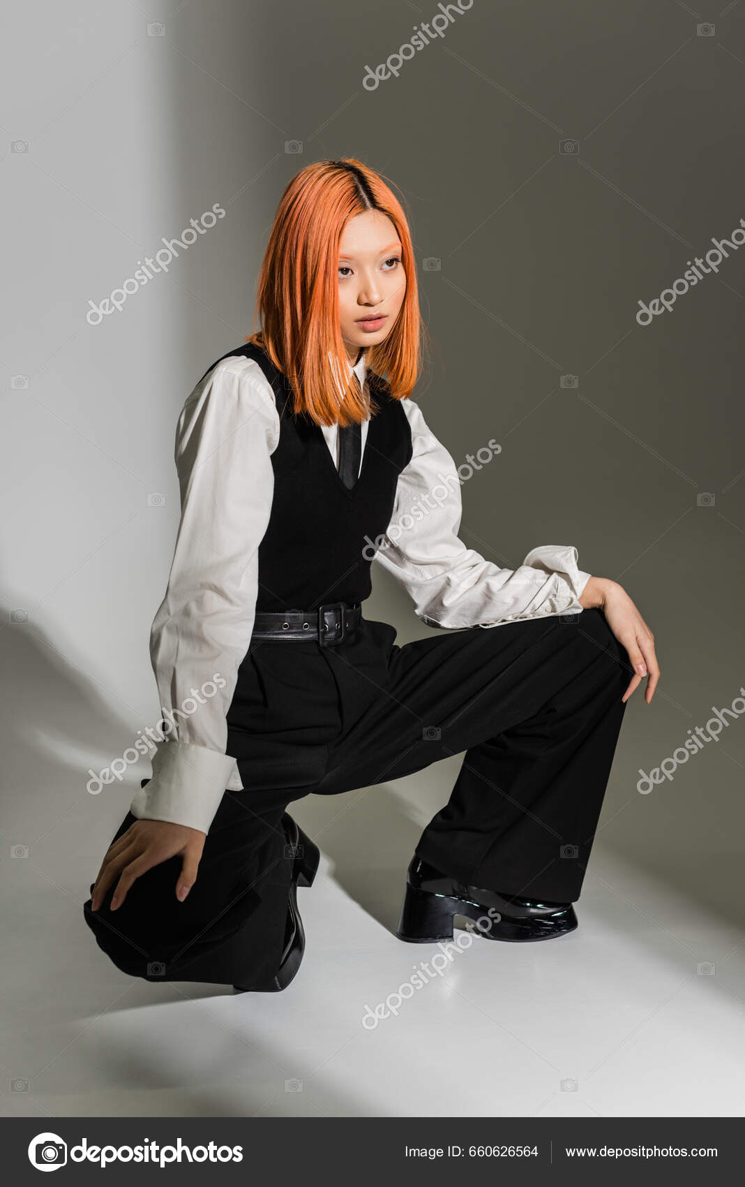 Mujer Asiática Pelirroja Confiada Ropa Negocios Elegante Posando