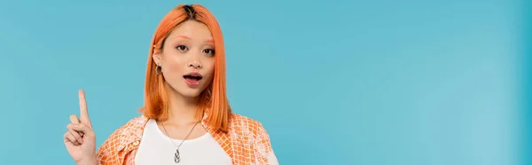 Pekande Med Finger Förvånad Ansikte Ung Asiatisk Kvinna Med Färgat — Stockfoto