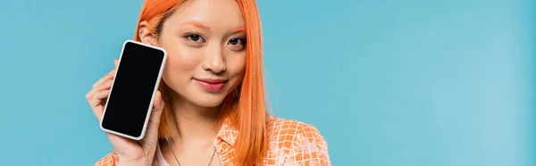 社交媒体影响者 快乐而年轻的亚洲女人 拥有染发的智能手机 蓝色背景 青少年文化 数字时代 — 图库照片