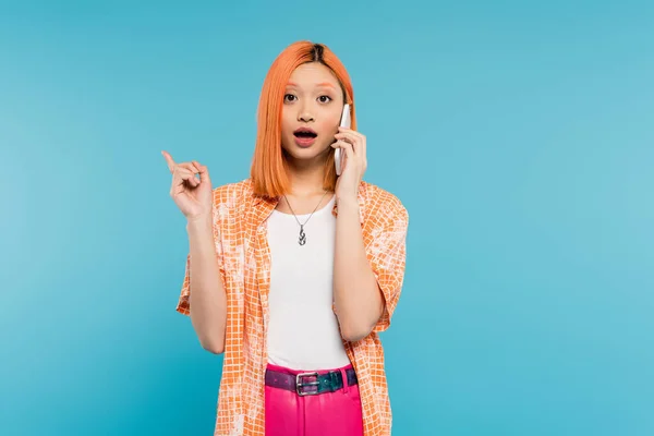 Telefon Reklama Mladá Asijská Žena Obarvenými Vlasy Ukazuje Prstem Mluví — Stock fotografie