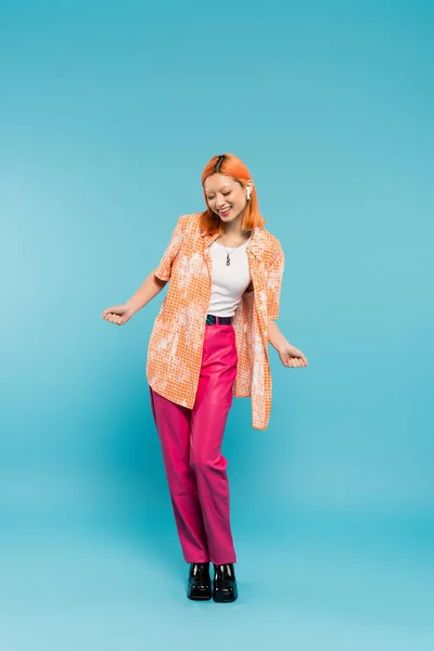 Sommar Fritid Musik Älskare Överlycklig Asiatisk Kvinna Färgglada Kläder Och — Stockfoto