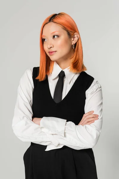 Молодая Привлекательная Азиатская Модель Рыжими Волосами Белой Рубашке Черном Галстуке — стоковое фото
