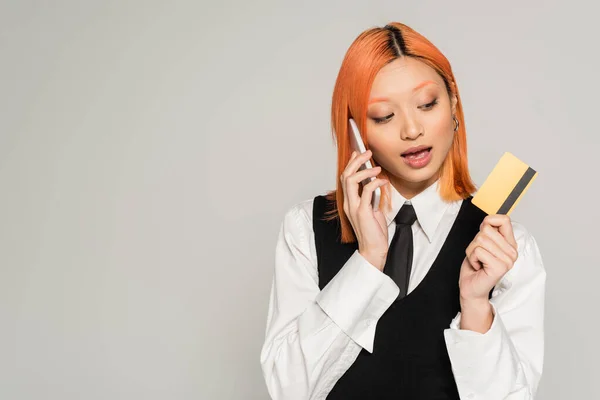 Очаровательная Стильная Азиатская Женщина Рыжими Волосами Держащая Кредитную Карту Разговаривая — стоковое фото