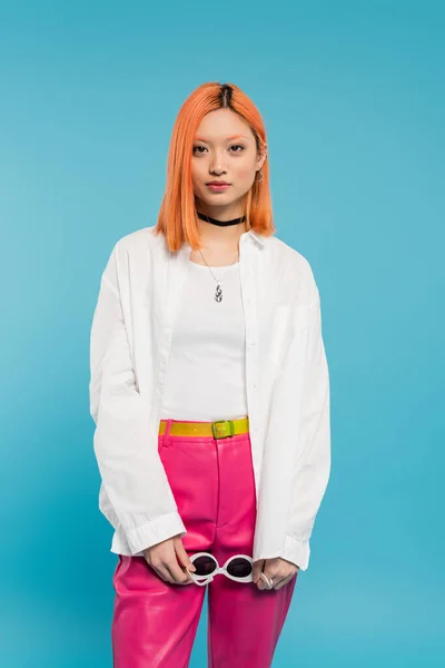 Junges Asiatisches Model Weißem Hemd Pinkfarbener Hose Und Trendigen Accessoires — Stockfoto