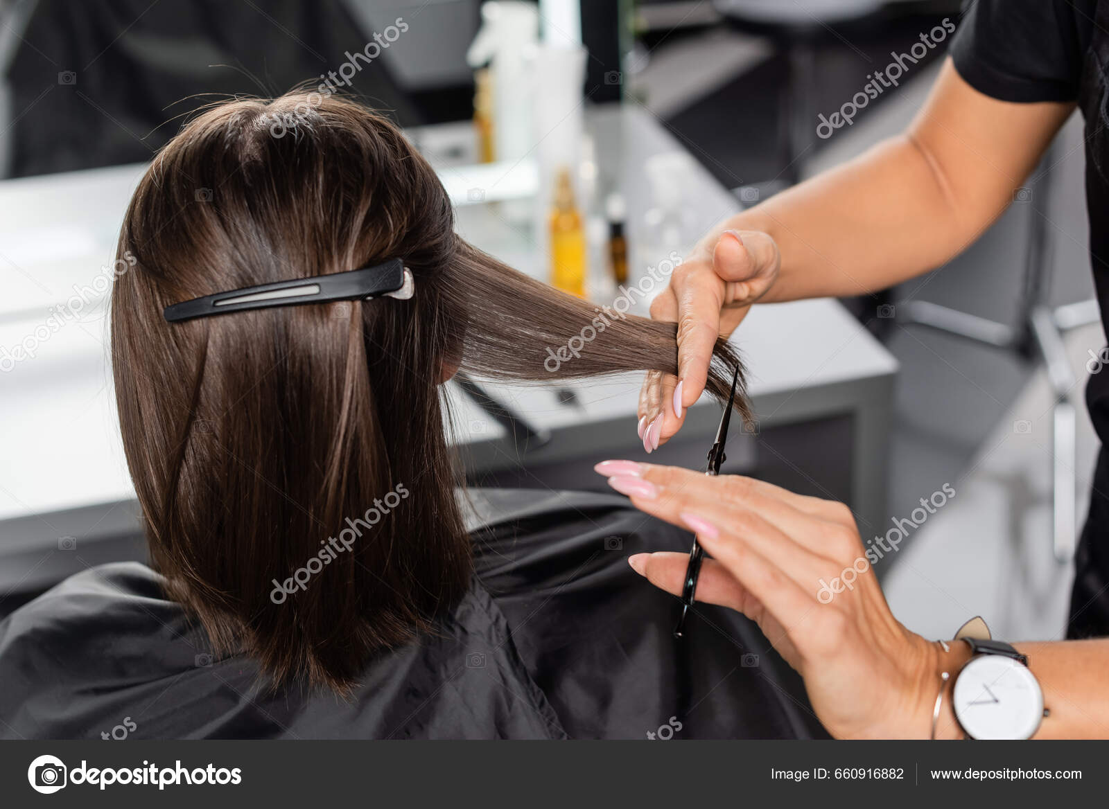 Vista traseira do corte de cabelo do barbeiro feminino, fazendo o