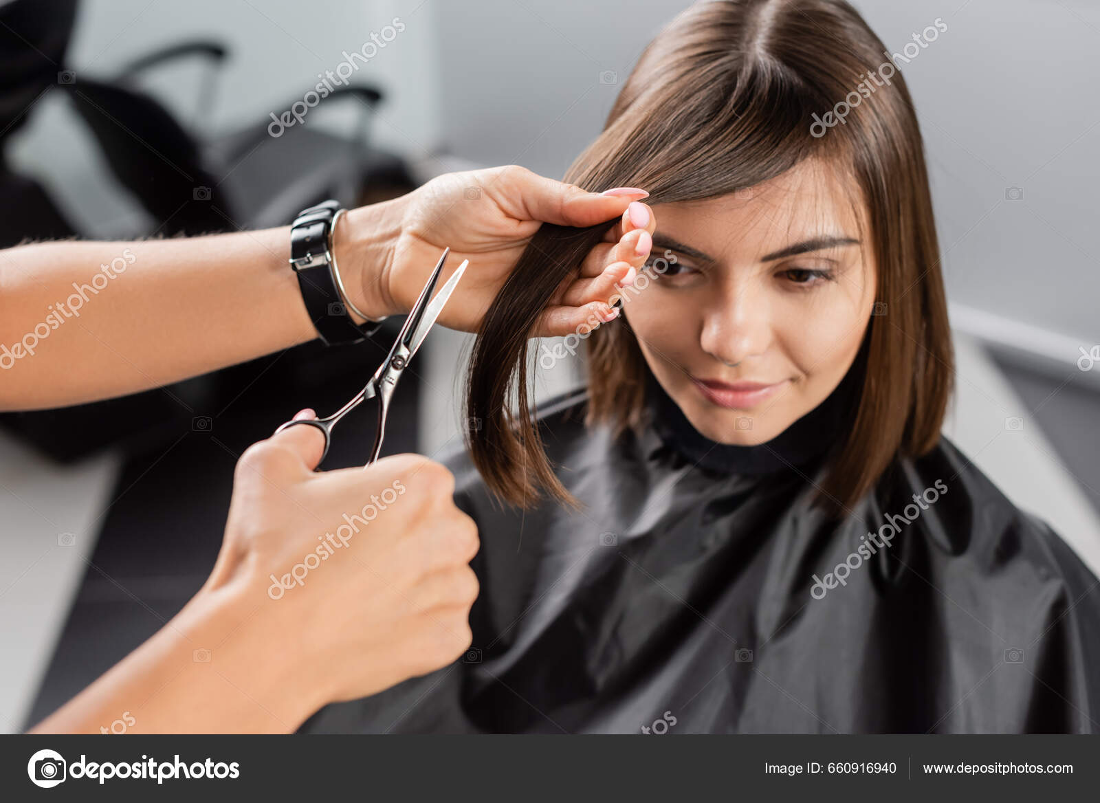 Cabeleireiro Da Mulher Profissional Que Faz O Penteado Usando O