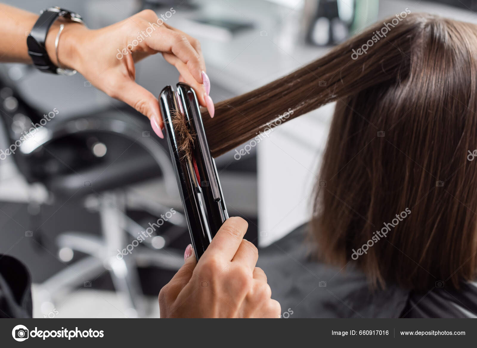 Σιδέρωμα Μαλλιών Επαγγελματική Κομμωτήριο Ίσιωμα Μαλλιών Styling Μαλλιά Της  Γυναίκας — Φωτογραφία Αρχείου © IgorVetushko #660917016