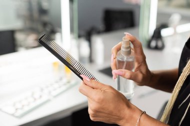 Kırpılmış, kuaför tarağı, saç spreyi, saç spreyi, kuaförü, kuaför işi, temizlik malzemeleri, sterilizasyon, kuaför, berber dükkanı, güzellik, temizlik, küçük işletmeler. 