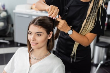 Kuaför, kuaför, gülümseyen kadın müşterinin saçını tarama, profesyonel saç tokası, tarak, saç stili, saç eklentisi, saç bakımı, kuaför müşterisi, güzellik salonu müşterisi, dövmesi.