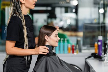 Güzellik endüstrisi, saç stilisti neşeli bayan müşteriye kuaför pelerini, kuaför, kuaför, kuaför, kuaför, kuaför, kuaför, güzellik trendleri