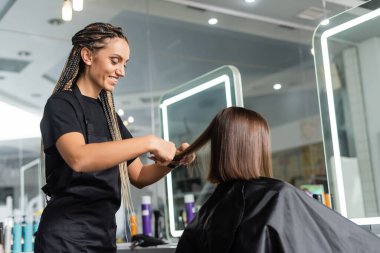 Saç kesimi, pozitiflik, saç örgülü profesyonel kuaför kısa saçlı esmer kadın, güzellik işçisi, saç kesimi, kuaförlük, kuaförlük, kuaförlük, kuaförlük aletleri 