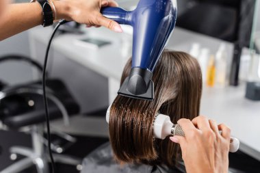 Kuru kuaför, yuvarlak fırçalı profesyonel kuaför ve kadın müşterinin saç kurutma makinesi, kısa saçlı esmer kadın, kuaför, saç kesimi, fön. 