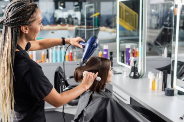 Kuru kuaför, saç fırçası ve saç kurutma makinesi olan profesyonel kuaför mutlu bayan müşterinin saç stili, kısa saçlı esmer kadın, kuaför, saç kesimi, müşteri memnuniyeti 