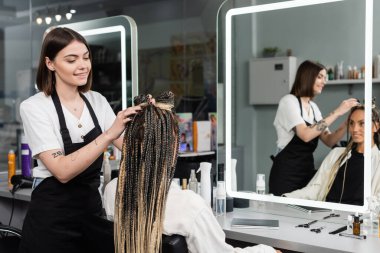 Güzellik, saç endüstrisi, dövmeli kuaför kadın saçı örgü, müşteri memnuniyeti, saç stili, ayna yansıması, saç tokası, örülmüş saç, kuaför, kuaför, moda 