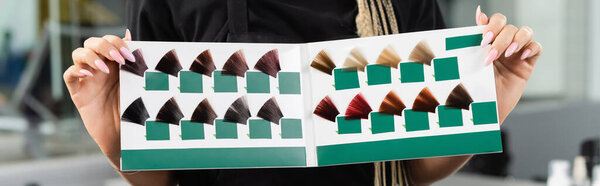 обрезанные волосы, профессиональный парикмахер, колорист, красотка проведение образцы волос в салоне красоты, наращивание волос, стилист, салон работы, салон красоты работы, волосы тенденции, маникюр, женские руки, баннер 