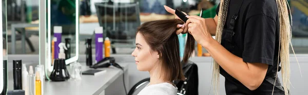 Salon Work Beauty Worker Braids Brushing Hair Woman Professional Hair — Stock Photo, Image