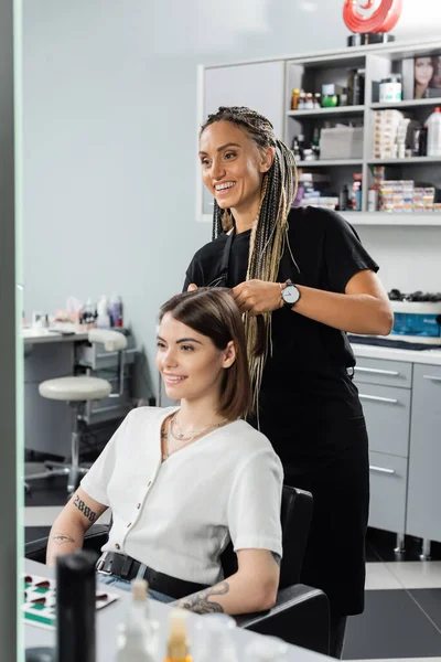 Pekerjaan Salon Senang Pekerja Kecantikan Menyikat Rambut Wanita Sisir Rambut — Stok Foto