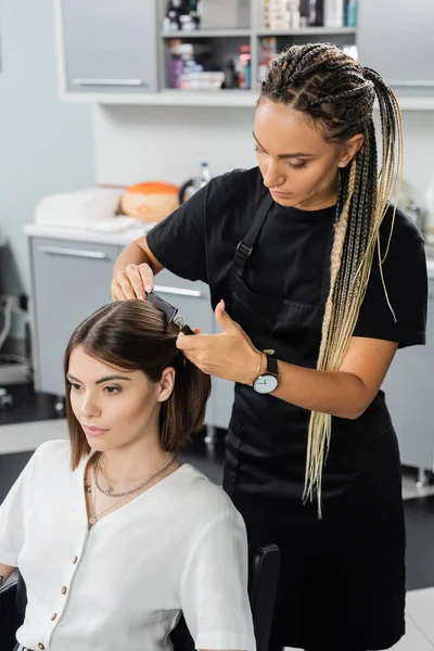 Salon Job Beauty Worker Brushing Hair Female Customer Professional Hair — Stock Photo, Image