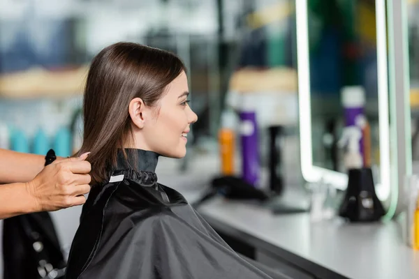 Schönheitsindustrie Friseur Trägt Friseur Umhang Auf Schöne Weibliche Klientin Haarverlängerung — Stockfoto
