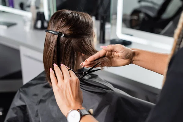Beauty Profession Scissors Professional Hairdresser Cutting Short Brunette Hair Woman — Stock Photo, Image