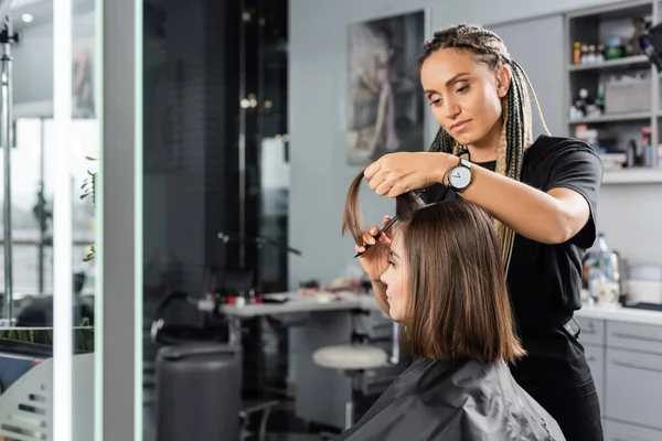 Beauty Profession Hairdo Hairdresser Braids Brushing Short Brunette Hair Woman — Stock Photo, Image