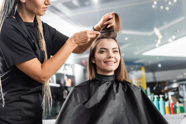 Schönheit Beruf Frisur Friseur Mit Zöpfen Bürsten Kurze Brünette Haare — Stockfoto