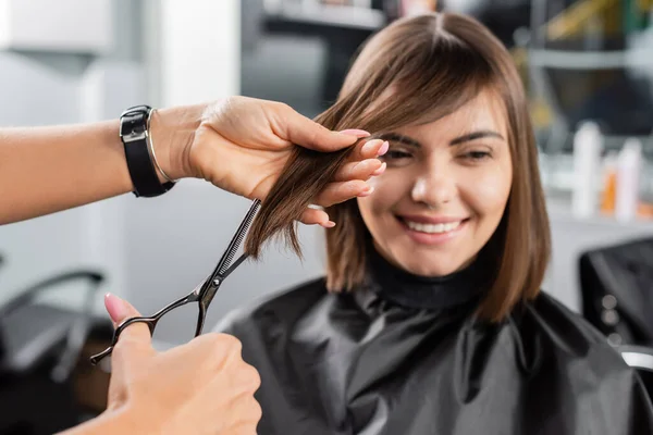 Schönheit Beruf Frisur Friseur Schneiden Kurze Brünette Haare Von Glücklichen — Stockfoto