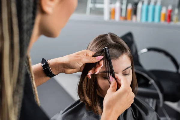 Schönheit Beruf Friseur Friseur Mit Zöpfen Bürsten Kurze Brünette Haare — Stockfoto