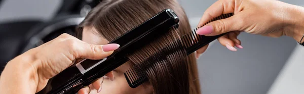 Zawód Kosmetyczny Prostowanie Włosów Fryzjer Szczotkowanie Stylizacja Krótkie Brunetka Włosy — Zdjęcie stockowe
