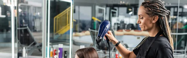 Kuru Kuaför Yuvarlak Fırçalı Profesyonel Kuaför Kadın Müşterinin Saç Kurutma — Stok fotoğraf
