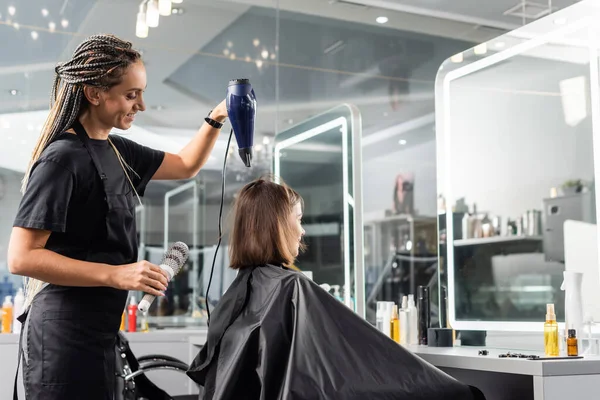 Salon Föhnen Glücklich Friseur Mit Rundbürste Und Haartrockner Styling Haare — Stockfoto
