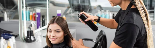 Salon Dienstleistungen Haarspray Glücklich Friseur Mit Zöpfen Styling Haare Der — Stockfoto