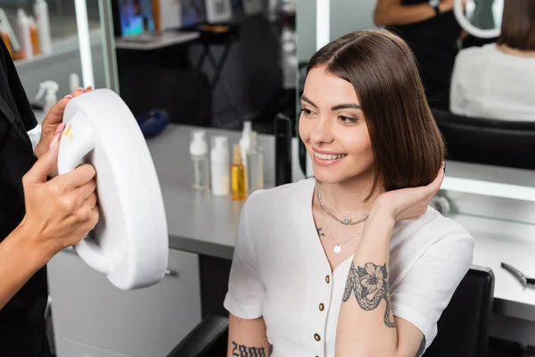 Serviços Salão Beleza Cabeleireiro Segurando Espelho Perto Tatuado Cliente Feminino — Fotografia de Stock