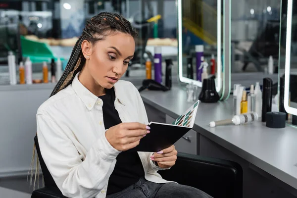 Cliente Salón Mujer Con Trenzas Que Sostienen Paleta Colores Del — Foto de Stock