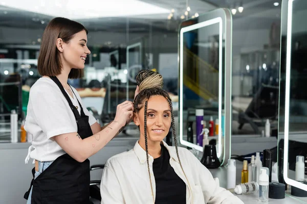 Salonerfahrung Glücklicher Friseur Der Weibliche Klienten Mit Zöpfen Frisiert Fröhliche — Stockfoto