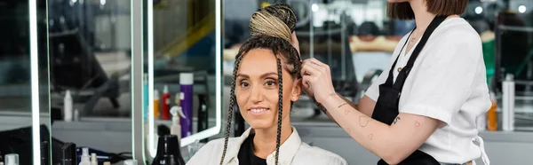 Esperienza Salone Parrucchiere Tatuato Facendo Hair Bun Cliente Femminile Con — Foto Stock