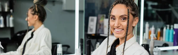 Güzellik Salonundaki Mutlu Müşteri Saçı Topuzlu Neşeli Kadın Kameraya Bakıyor — Stok fotoğraf