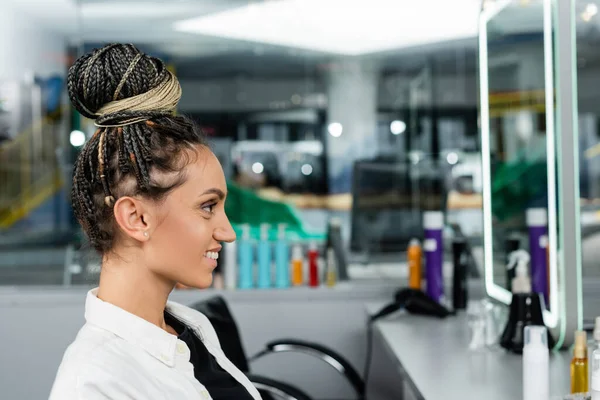Seitenansicht Glückliche Kundin Schönheitssalon Fröhliche Frau Mit Haarbüschel Kundenzufriedenheit Friseursalon — Stockfoto