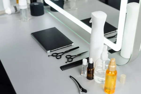Professionelle Salonwerkzeuge Friseurscheren Flaschen Haaröl Haarspange Kamm Haarpalette Buch Der — Stockfoto