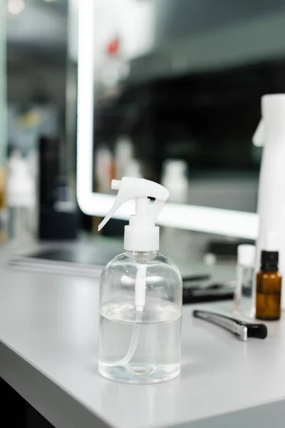 Botella Aerosol Con Agua Equipo Peinado Servicios Salón Peinado Tendencias — Foto de Stock