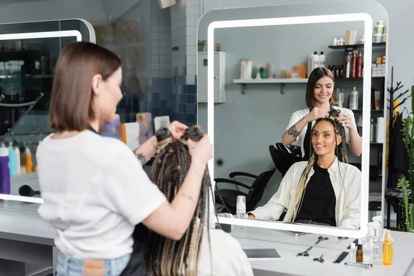 Hairstyling Getatoeëerde Kapper Doen Haar Van Vrouw Met Vlechten Klanttevredenheid — Stockfoto