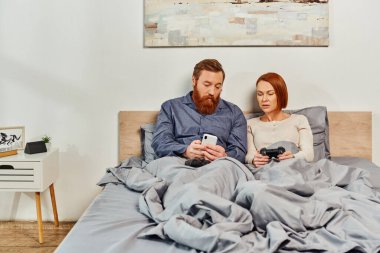 Sessiz bir ev, çocuksuz bir çift, kızıl saçlı karı koca, sakallı adam elinde joystick tutan kadının yanında akıllı telefon kullanan bir adam, ağ kuran, video oyunu oynayan, dövmeli, evde yalnız başına oturan bir aile. 