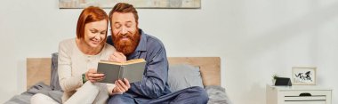 Kaliteli zaman, mutluluk, birlikte kitap okumak, mutluluk, çocuksuz bir gün, kızıl saçlı koca ve eş, sakallı adam ve kadın, rahatlama, ebeveynler evde yalnız, yaşam tarzı, yetişkin eğlencesi, pankart