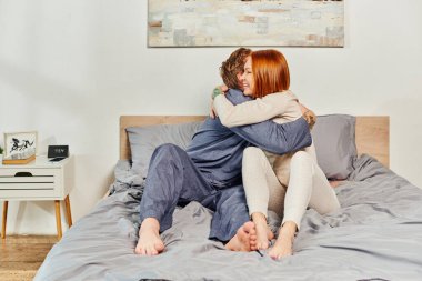 Kaliteli zaman, çocuksuz bir gün, kızıl saçlı ve mutlu karı koca, sakallı erkek ve kadın birbirine sarılıyor, ebeveynler evde yalnız, modern yaşam tarzı, ilişki 