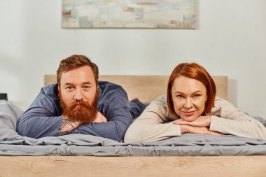 Çocuksuz bir gün, mutlu bir çift birlikte dinleniyor, yatakta uzanıyor, kızıl saçlı karı-koca, birlikte eğleniyor, sakallı adam ve kaygısız kadın kameraya bakıyor, dövmeli insanlar 