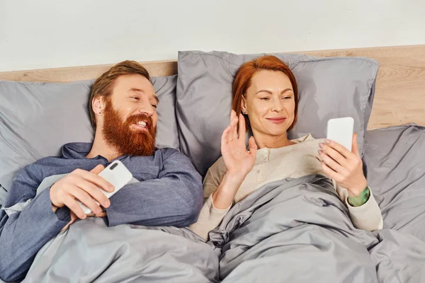 Screen Time Tattooed Couple Using Smartphones Relaxing Weekends Kids Husband — Stock Photo, Image