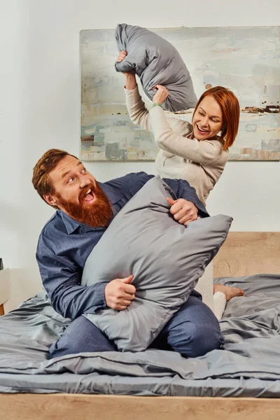 Föräldrar Ensamma Kul Kuddkrig Rödhårig Man Och Fru Lyckliga Par — Stockfoto
