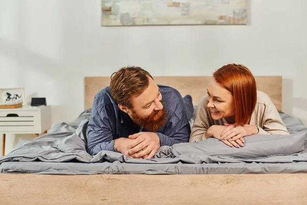 Día Libre Sin Hijos Pareja Feliz Relajándose Juntos Acostados Cama —  Fotos de Stock