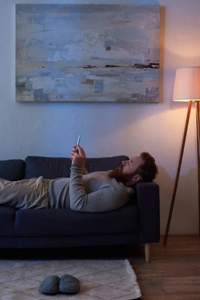 Interação Móvel Homem Barbudo Com Cabelo Ruivo Usando Smartphone Descansando — Fotografia de Stock