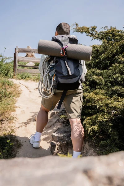 Rückansicht Einer Jungen Und Kurzhaarigen Touristin Lässiger Kleidung Mit Rucksack — Stockfoto